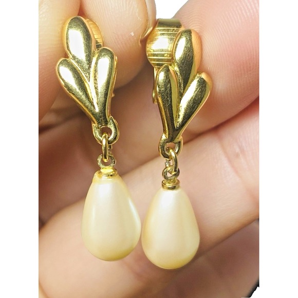 Vintag Crown Trifari Earrings Pierced Faux Pearl Clip Dangle Leaf Teardrop - Picture 1 of 5